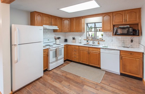 Franklin Cabaña | Stunning Views w/Firepit, 2/1 Cottage, Creek, Starlink, ADA + Pet Friendly