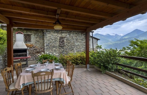 Traona Casa | Stunning villa for 6 people with WIFI, TV, patio, pets allowed and parking