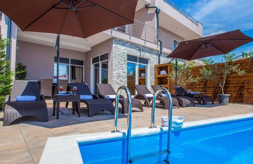Mihotici Casa | Maravillosa casa de vacaciones con piscina privada, A/C, WIFI, TV, terraza y aparcamiento