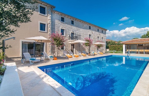 Kringa Villa | Villa confortable para 20 personas con piscina, cocina exterior y sauna.
