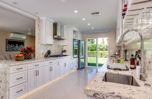 Palm Desert Villa | Impresionante Villa en 1/2 Acre lote a pie de El Paseo - Tarifas de verano y especiales