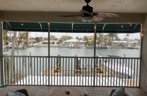 Capri Isle Apartamento | "Stunning Waterfront Apartment on Treasure Island with Dock"