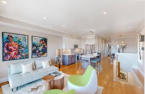 Jeffries Point Condominio | Stunning Waterfront Condo with Boston Skyline Views