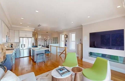 Jeffries Point Condominio | Stunning Waterfront Condo with Boston Skyline Views