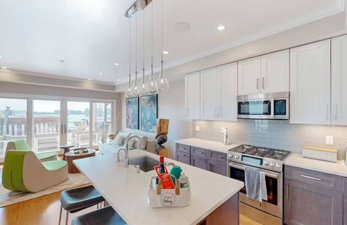 Jeffries Point Condominio | Stunning Waterfront Condo with Boston Skyline Views