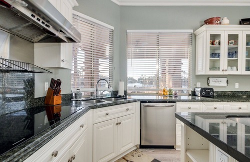 The Islands Casa | Stunning Waterfront Paradise! Sleeps 16! Heated Pool/Spa and Lots of Fun!