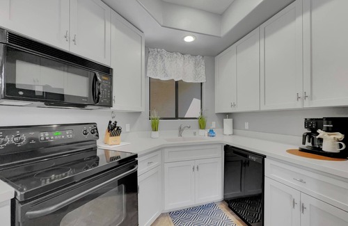 Fox Crossing Condominio | Stunning Waterview Condo in the heart of Chandler, Az!! 30 Night Min.