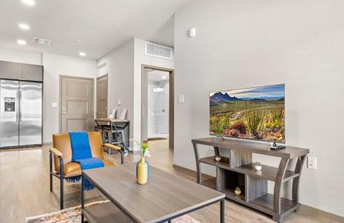 Glendale Sports and Entertainment District Apartamento | Stunning Westgate CozySuites by stadium with pool 4