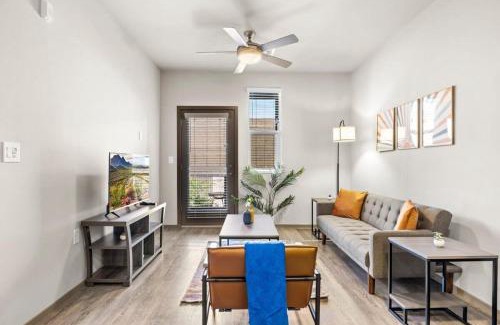 Glendale Sports and Entertainment District Apartamento | Stunning Westgate CozySuites by stadium with pool 4