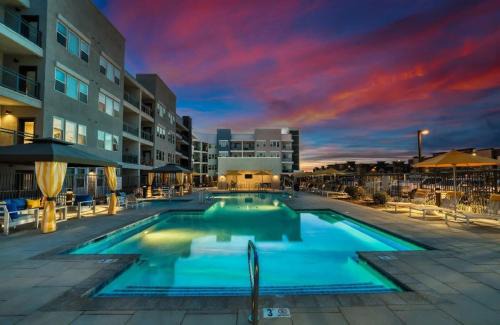 Glendale Sports and Entertainment District Apartamento | Stunning Westgate CozySuites by stadium with pool 12