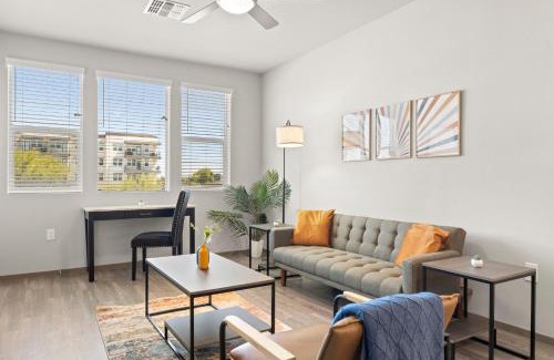 Glendale Sports and Entertainment District Apartamento | Stunning Westgate CozySuites by stadium w pool 7