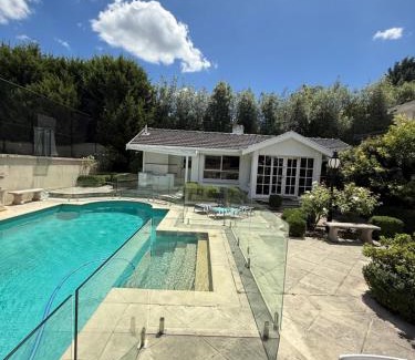Templestowe Casa | Stunning White House Luxury Retreat In Templestowe