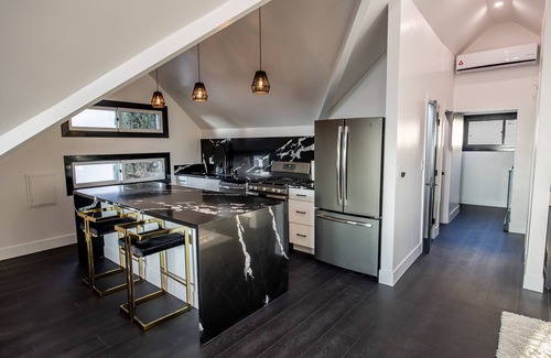 Bankers Hill Apartamento | The Zen Penthouse: ¡La pintura de vida más increíble que cuelga en tu sala de estar!