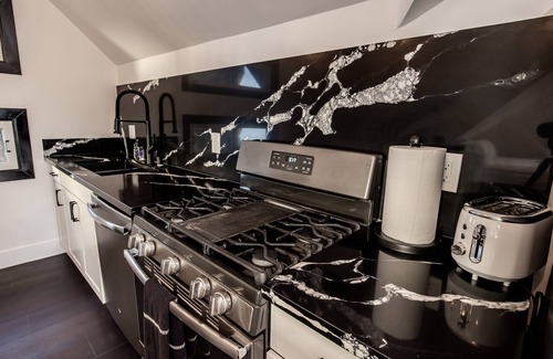 Bankers Hill Apartamento | The Zen Penthouse: ¡La pintura de vida más increíble que cuelga en tu sala de estar!