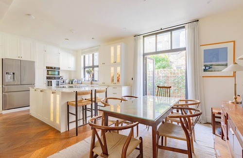 Vassall Casa | Stunningly Curated 2BD House in Gated Mews