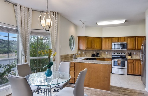 Highland Lake Estates Condominio | Impresionante Regal Lake Travis Island Condo con vista al lago!