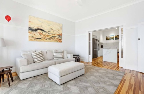 Rose Bay Apartamento | Stunningly renovated Art Deco beachside 2BR apartment with views