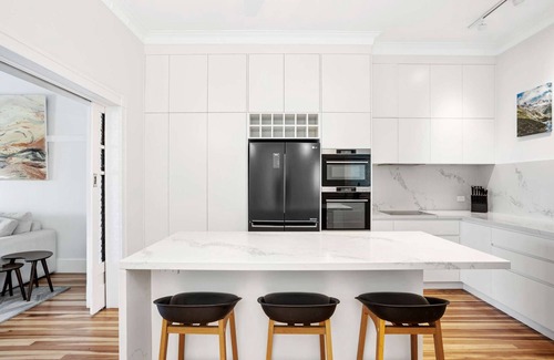 Rose Bay Apartamento | Stunningly renovated Art Deco beachside 2BR apartment with views