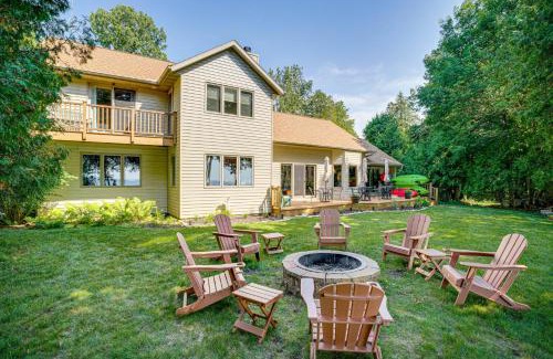Sturgeon Bay Casa | Sturgeon Bay Hideaway with Direct Water Access!