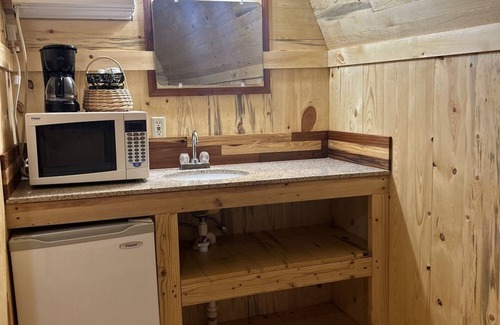 Sturgis Cabina | Sturgis SD Cabin with Queen Bed. In the Heart of the Blackhills, close to Deadwood and Mt. Rushmore