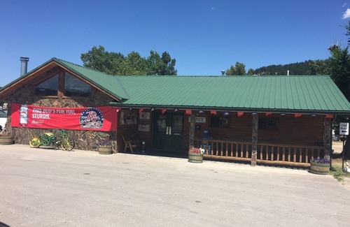 Sturgis Cabina | Sturgis SD Cabin with Queen Bed. In the Heart of the Blackhills, close to Deadwood and Mt. Rushmore