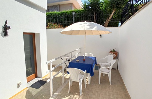 Trani Apartamento | Estilo y relajación a tiro de piedra del mar, estacionamiento privado incluido