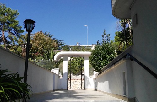 Trani Apartamento | Estilo y relajación a tiro de piedra del mar, estacionamiento privado incluido