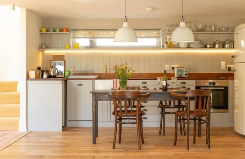 Stowmarket Cabaña | Skylarks, enjoy the decking overlooking your garden and wildflower meadow