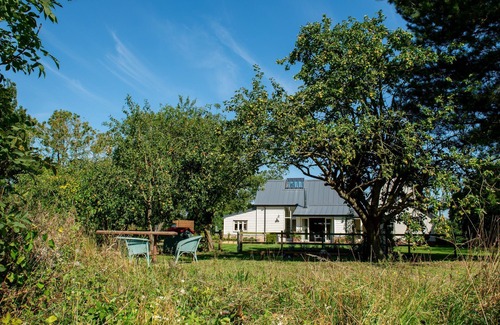 Stowmarket Cabaña | Skylarks, enjoy the decking overlooking your garden and wildflower meadow