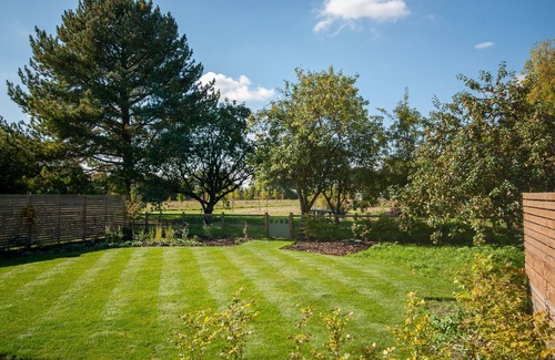 Stowmarket Cabaña | Skylarks, enjoy the decking overlooking your garden and wildflower meadow