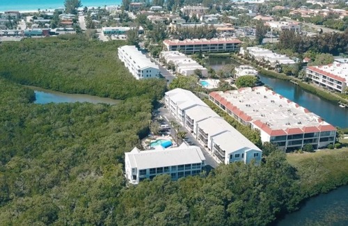 Holmes Beach Apartamento | Style of the Isle within walking distance to the beach