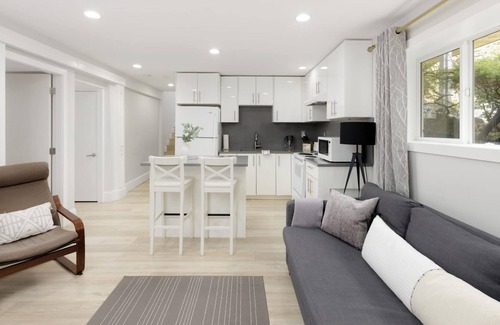 District of North Vancouver Apartamento | Stylish 1 BR Suite in North Vancouver 10 Mins ski
