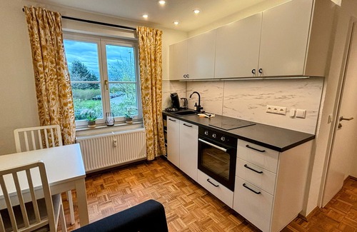 Kaditz Apartamento | Stylisches Elbjuwel-apartment mit Vollausstattung, Bad, Küche, TV, Kingsize-bett