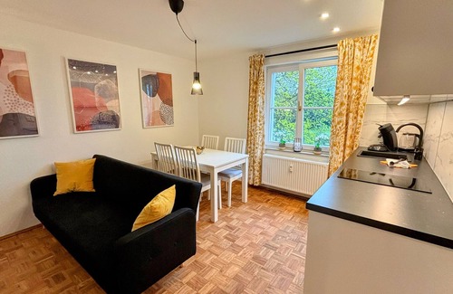 Kaditz Apartamento | Stylisches Elbjuwel-apartment mit Vollausstattung, Bad, Küche, TV, Kingsize-bett