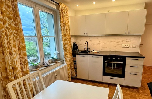 Kaditz Apartamento | Stylisches Elbjuwel-apartment mit Vollausstattung, Bad, Küche, TV, Kingsize-bett