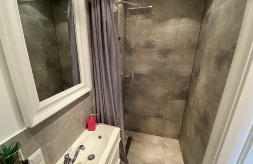 Weibern Apartamento | Stylisches Zimmer mit Ensuite Bad