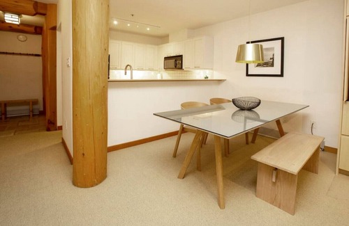 Nordic Estates Casa | Stylish 1.5 BR:Sleeps 4,Hot Tub,Pool,Patio,Free Parking &5 mins. Drive to Village!