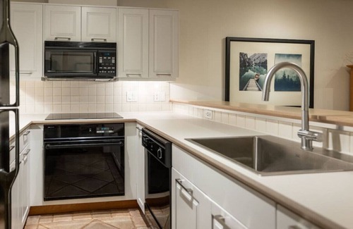 Nordic Estates Casa | Stylish 1.5 BR:Sleeps 4,Hot Tub,Pool,Patio,Free Parking &5 mins. Drive to Village!