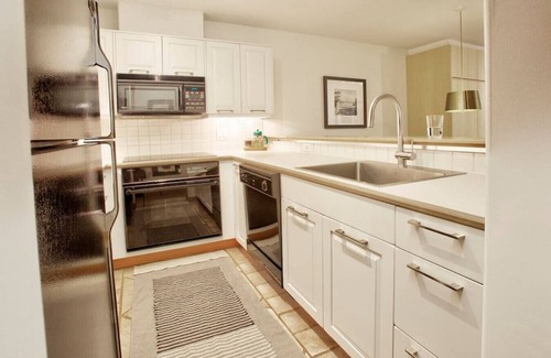 Nordic Estates Casa | Stylish 1.5 BR:Sleeps 4,Hot Tub,Pool,Patio,Free Parking &5 mins. Drive to Village!