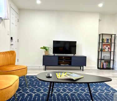 Northeast Apartamento | Stylish 1 Bed - 5 min walk to Metro, free parking!