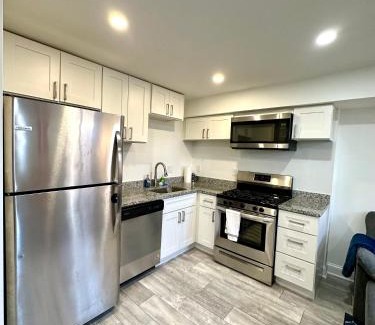 Northeast Apartamento | Stylish 1 Bed - 5 min walk to Metro, free parking!