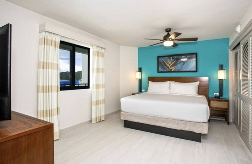 Simpson Bay Complejo | Stylish 1 Bedroom with Ocean Views!