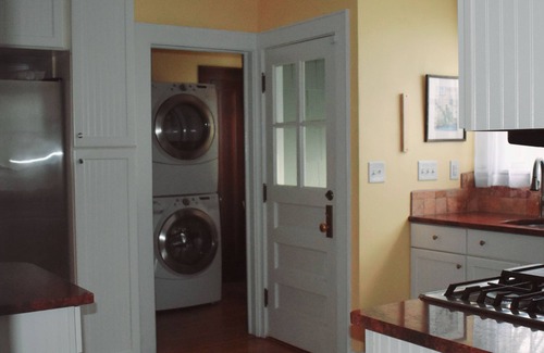New London Casa | Stylish 1920s Craftsman Bungalow; tastefully appointed.