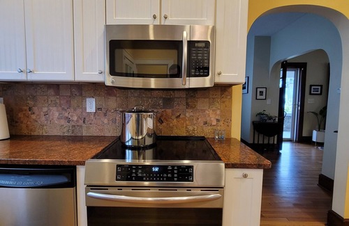 New London Casa | Stylish 1920s Craftsman Bungalow; tastefully appointed.