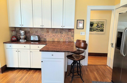 New London Casa | Stylish 1920s Craftsman Bungalow; tastefully appointed.