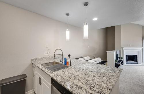Plano Apartamento | Stylish 1BD Apartment with Resort-Style Pool&Gym