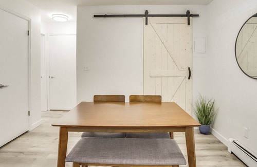 Park East Apartamento | Stylish 1BD with Mountain Views + Pool