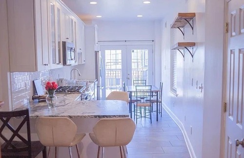 Downtown Baltimore Casa | Stylish 1bed/1 bath in townhouse in Baltimore city close to Johns Hopkins & UMMC