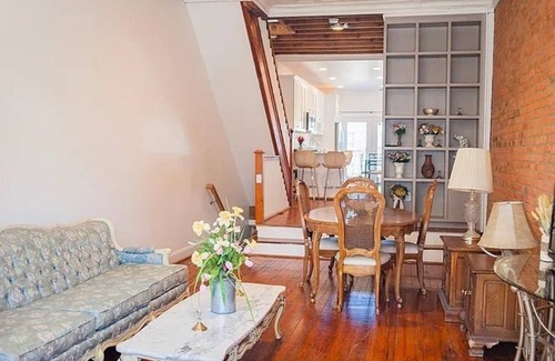 Downtown Baltimore Casa | Stylish 1bed/1 bath in townhouse in Baltimore city close to Johns Hopkins & UMMC
