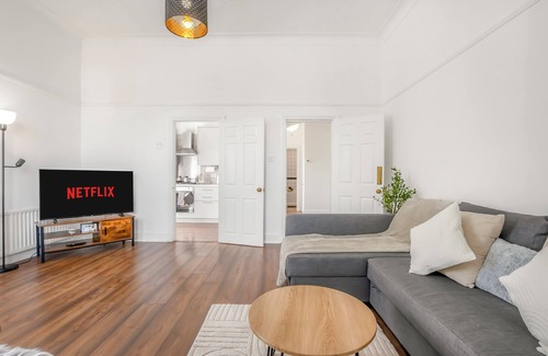 Croham Apartamento | Stylish 1BR Flat|Terrace|Free Parking|Rail Station